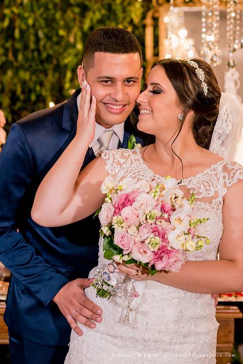 saldanha da gama, buque de rosas, make by clau duarte, dia da noiva clau duarte, santos maison, penteado de noiva, noivo de terno azul, casamento no coração de maria, fabiana e julio, fotografia para sempre, casamento, fotogradia de casamento.'