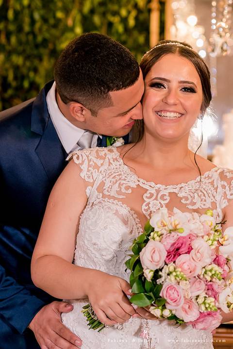 saldanha da gama, buque de rosas, make by clau duarte, dia da noiva clau duarte, santos maison, penteado de noiva, noivo de terno azul, casamento no coração de maria, fabiana e julio, fotografia para sempre, casamento, fotogradia de casamento.'