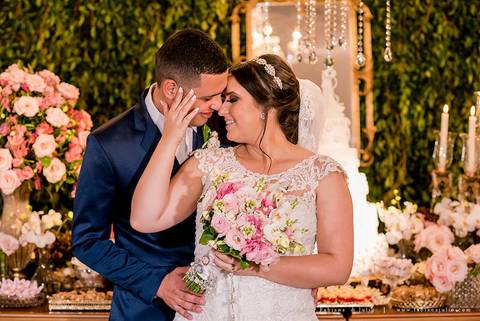 saldanha da gama, buque de rosas, make by clau duarte, dia da noiva clau duarte, santos maison, penteado de noiva, noivo de terno azul, casamento no coração de maria, fabiana e julio, fotografia para sempre, casamento, fotogradia de casamento.'