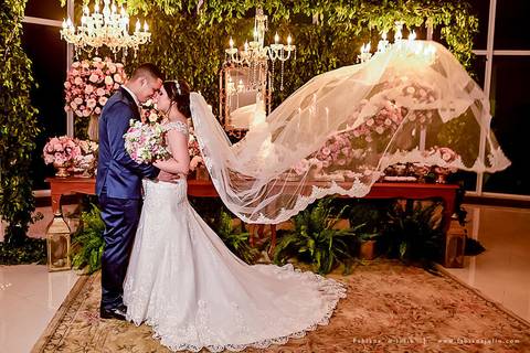 saldanha da gama, buque de rosas, make by clau duarte, dia da noiva clau duarte, santos maison, penteado de noiva, noivo de terno azul, casamento no coração de maria, fabiana e julio, fotografia para sempre, casamento, fotogradia de casamento.'