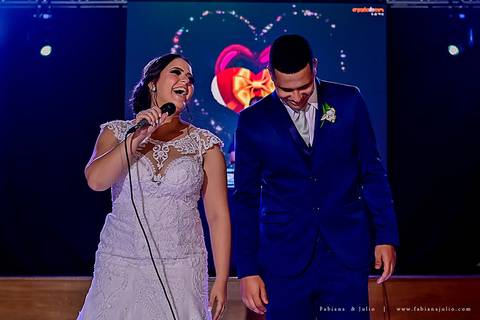 saldanha da gama, buque de rosas, make by clau duarte, dia da noiva clau duarte, santos maison, penteado de noiva, noivo de terno azul, casamento no coração de maria, fabiana e julio, fotografia para sempre, casamento, fotogradia de casamento.'