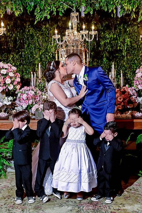 saldanha da gama, buque de rosas, make by clau duarte, dia da noiva clau duarte, santos maison, penteado de noiva, noivo de terno azul, casamento no coração de maria, fabiana e julio, fotografia para sempre, casamento, fotogradia de casamento.'