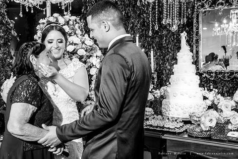 saldanha da gama, buque de rosas, make by clau duarte, dia da noiva clau duarte, santos maison, penteado de noiva, noivo de terno azul, casamento no coração de maria, fabiana e julio, fotografia para sempre, casamento, fotogradia de casamento.'