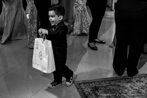 saldanha da gama, buque de rosas, make by clau duarte, dia da noiva clau duarte, santos maison, penteado de noiva, noivo de terno azul, casamento no coração de maria, fabiana e julio, fotografia para sempre, casamento, fotogradia de casamento.'