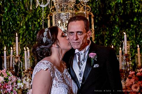 saldanha da gama, buque de rosas, make by clau duarte, dia da noiva clau duarte, santos maison, penteado de noiva, noivo de terno azul, casamento no coração de maria, fabiana e julio, fotografia para sempre, casamento, fotogradia de casamento.'
