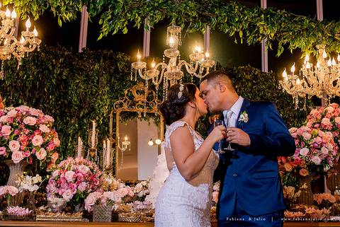 saldanha da gama, buque de rosas, make by clau duarte, dia da noiva clau duarte, santos maison, penteado de noiva, noivo de terno azul, casamento no coração de maria, fabiana e julio, fotografia para sempre, casamento, fotogradia de casamento.'