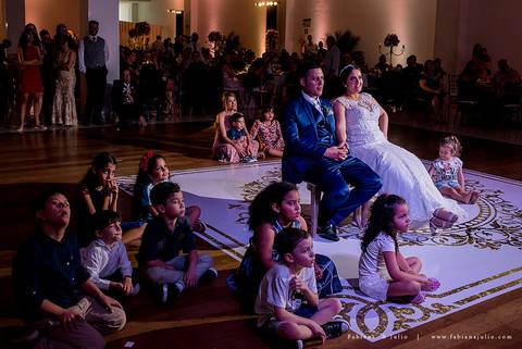 saldanha da gama, buque de rosas, make by clau duarte, dia da noiva clau duarte, santos maison, penteado de noiva, noivo de terno azul, casamento no coração de maria, fabiana e julio, fotografia para sempre, casamento, fotogradia de casamento.'