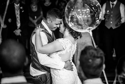 saldanha da gama, buque de rosas, make by clau duarte, dia da noiva clau duarte, santos maison, penteado de noiva, noivo de terno azul, casamento no coração de maria, fabiana e julio, fotografia para sempre, casamento, fotogradia de casamento.'