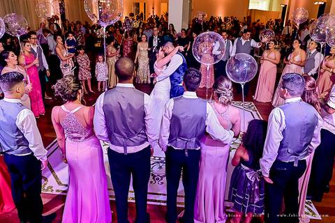 saldanha da gama, buque de rosas, make by clau duarte, dia da noiva clau duarte, santos maison, penteado de noiva, noivo de terno azul, casamento no coração de maria, fabiana e julio, fotografia para sempre, casamento, fotogradia de casamento.'