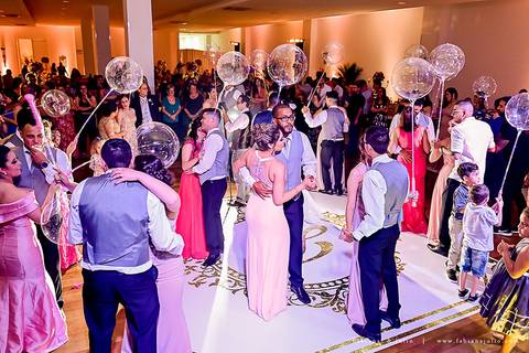 saldanha da gama, buque de rosas, make by clau duarte, dia da noiva clau duarte, santos maison, penteado de noiva, noivo de terno azul, casamento no coração de maria, fabiana e julio, fotografia para sempre, casamento, fotogradia de casamento.'