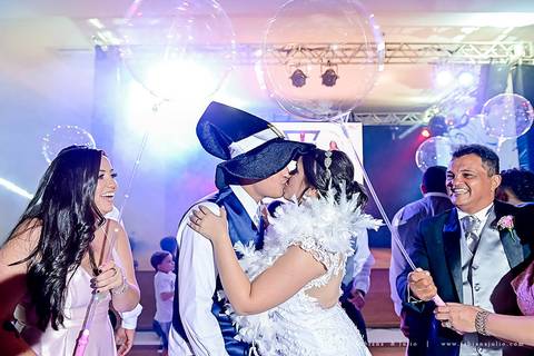 saldanha da gama, buque de rosas, make by clau duarte, dia da noiva clau duarte, santos maison, penteado de noiva, noivo de terno azul, casamento no coração de maria, fabiana e julio, fotografia para sempre, casamento, fotogradia de casamento.'