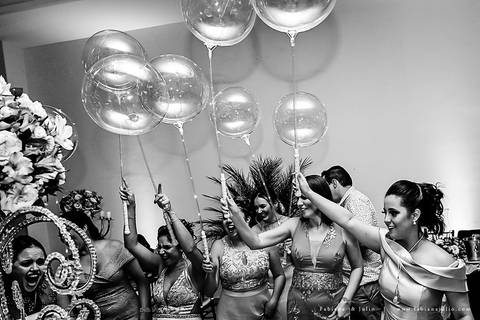 saldanha da gama, buque de rosas, make by clau duarte, dia da noiva clau duarte, santos maison, penteado de noiva, noivo de terno azul, casamento no coração de maria, fabiana e julio, fotografia para sempre, casamento, fotogradia de casamento.'