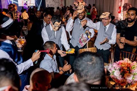 saldanha da gama, buque de rosas, make by clau duarte, dia da noiva clau duarte, santos maison, penteado de noiva, noivo de terno azul, casamento no coração de maria, fabiana e julio, fotografia para sempre, casamento, fotogradia de casamento.'