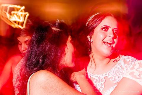 saldanha da gama, buque de rosas, make by clau duarte, dia da noiva clau duarte, santos maison, penteado de noiva, noivo de terno azul, casamento no coração de maria, fabiana e julio, fotografia para sempre, casamento, fotogradia de casamento.'