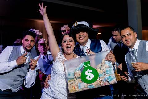 saldanha da gama, buque de rosas, make by clau duarte, dia da noiva clau duarte, santos maison, penteado de noiva, noivo de terno azul, casamento no coração de maria, fabiana e julio, fotografia para sempre, casamento, fotogradia de casamento.'