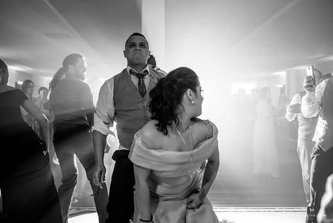 saldanha da gama, buque de rosas, make by clau duarte, dia da noiva clau duarte, santos maison, penteado de noiva, noivo de terno azul, casamento no coração de maria, fabiana e julio, fotografia para sempre, casamento, fotogradia de casamento.'