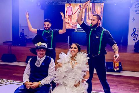 saldanha da gama, buque de rosas, make by clau duarte, dia da noiva clau duarte, santos maison, penteado de noiva, noivo de terno azul, casamento no coração de maria, fabiana e julio, fotografia para sempre, casamento, fotogradia de casamento.'