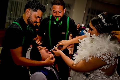 saldanha da gama, buque de rosas, make by clau duarte, dia da noiva clau duarte, santos maison, penteado de noiva, noivo de terno azul, casamento no coração de maria, fabiana e julio, fotografia para sempre, casamento, fotogradia de casamento.'