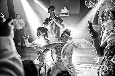 saldanha da gama, buque de rosas, make by clau duarte, dia da noiva clau duarte, santos maison, penteado de noiva, noivo de terno azul, casamento no coração de maria, fabiana e julio, fotografia para sempre, casamento, fotogradia de casamento.'