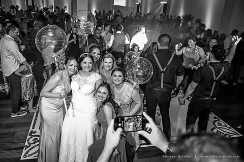 saldanha da gama, buque de rosas, make by clau duarte, dia da noiva clau duarte, santos maison, penteado de noiva, noivo de terno azul, casamento no coração de maria, fabiana e julio, fotografia para sempre, casamento, fotogradia de casamento.'