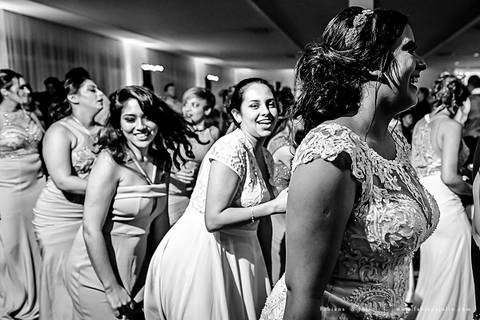 saldanha da gama, buque de rosas, make by clau duarte, dia da noiva clau duarte, santos maison, penteado de noiva, noivo de terno azul, casamento no coração de maria, fabiana e julio, fotografia para sempre, casamento, fotogradia de casamento.'