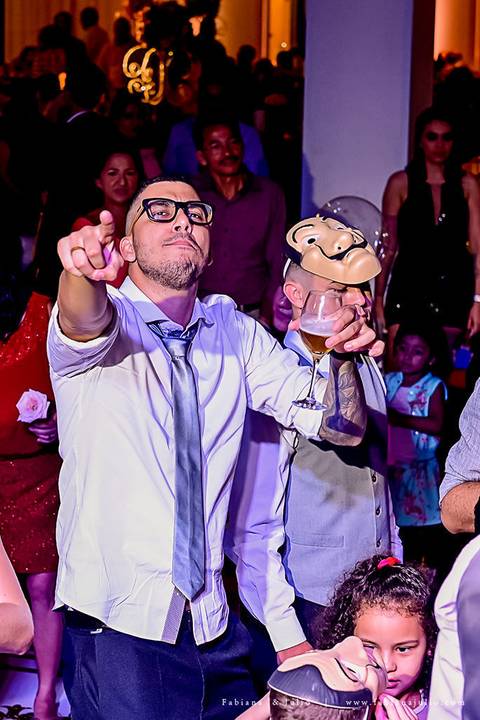 saldanha da gama, buque de rosas, make by clau duarte, dia da noiva clau duarte, santos maison, penteado de noiva, noivo de terno azul, casamento no coração de maria, fabiana e julio, fotografia para sempre, casamento, fotogradia de casamento.'