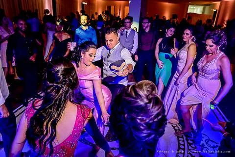 saldanha da gama, buque de rosas, make by clau duarte, dia da noiva clau duarte, santos maison, penteado de noiva, noivo de terno azul, casamento no coração de maria, fabiana e julio, fotografia para sempre, casamento, fotogradia de casamento.'