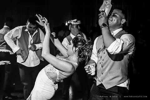 saldanha da gama, buque de rosas, make by clau duarte, dia da noiva clau duarte, santos maison, penteado de noiva, noivo de terno azul, casamento no coração de maria, fabiana e julio, fotografia para sempre, casamento, fotogradia de casamento.'