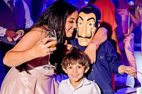 saldanha da gama, buque de rosas, make by clau duarte, dia da noiva clau duarte, santos maison, penteado de noiva, noivo de terno azul, casamento no coração de maria, fabiana e julio, fotografia para sempre, casamento, fotogradia de casamento.'