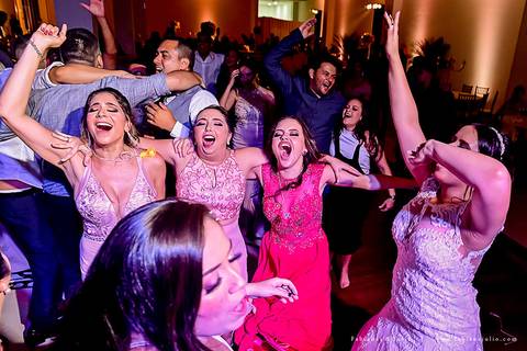 saldanha da gama, buque de rosas, make by clau duarte, dia da noiva clau duarte, santos maison, penteado de noiva, noivo de terno azul, casamento no coração de maria, fabiana e julio, fotografia para sempre, casamento, fotogradia de casamento.'