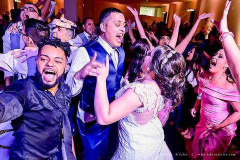 saldanha da gama, buque de rosas, make by clau duarte, dia da noiva clau duarte, santos maison, penteado de noiva, noivo de terno azul, casamento no coração de maria, fabiana e julio, fotografia para sempre, casamento, fotogradia de casamento.'