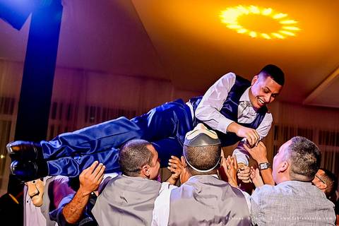 saldanha da gama, buque de rosas, make by clau duarte, dia da noiva clau duarte, santos maison, penteado de noiva, noivo de terno azul, casamento no coração de maria, fabiana e julio, fotografia para sempre, casamento, fotogradia de casamento.'