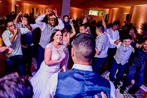 saldanha da gama, buque de rosas, make by clau duarte, dia da noiva clau duarte, santos maison, penteado de noiva, noivo de terno azul, casamento no coração de maria, fabiana e julio, fotografia para sempre, casamento, fotogradia de casamento.'