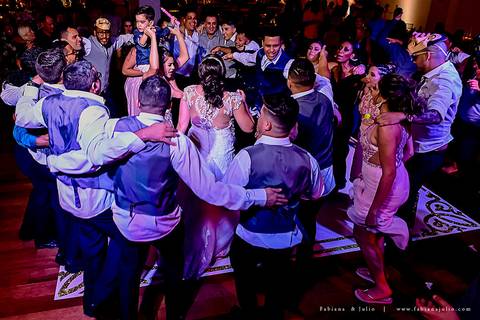 saldanha da gama, buque de rosas, make by clau duarte, dia da noiva clau duarte, santos maison, penteado de noiva, noivo de terno azul, casamento no coração de maria, fabiana e julio, fotografia para sempre, casamento, fotogradia de casamento.'