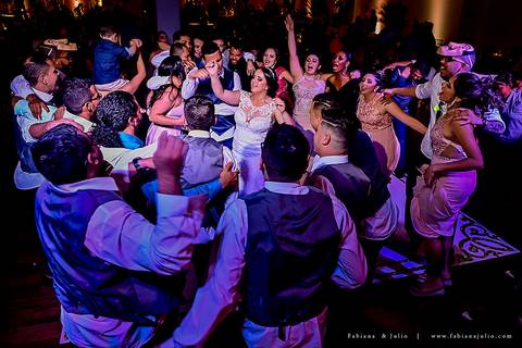 saldanha da gama, buque de rosas, make by clau duarte, dia da noiva clau duarte, santos maison, penteado de noiva, noivo de terno azul, casamento no coração de maria, fabiana e julio, fotografia para sempre, casamento, fotogradia de casamento.'