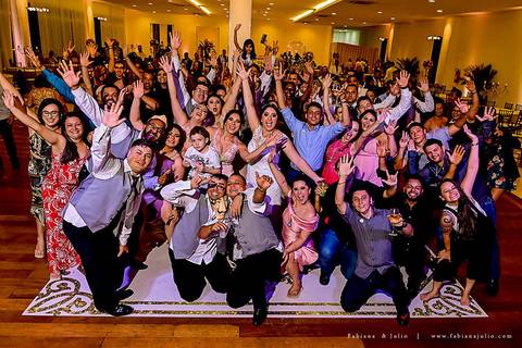 saldanha da gama, buque de rosas, make by clau duarte, dia da noiva clau duarte, santos maison, penteado de noiva, noivo de terno azul, casamento no coração de maria, fabiana e julio, fotografia para sempre, casamento, fotogradia de casamento.'