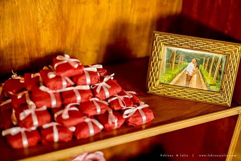 casamento, vestido de noiva, dia da noiva, dia do noivo, buffet maravale, praia grande, decoração rosa vermlho e brando, noivo de terno azul, letras iluminadas, suculentas para casamento, madrinhas de rosa, aline makeup, vé e gravata'