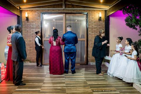 casamento, vestido de noiva, dia da noiva, dia do noivo, buffet maravale, praia grande, decoração rosa vermlho e brando, noivo de terno azul, letras iluminadas, suculentas para casamento, madrinhas de rosa, aline makeup, vé e gravata'