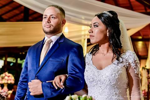 casamento, vestido de noiva, dia da noiva, dia do noivo, buffet maravale, praia grande, decoração rosa vermlho e brando, noivo de terno azul, letras iluminadas, suculentas para casamento, madrinhas de rosa, aline makeup, vé e gravata'