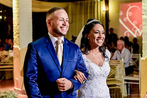 casamento, vestido de noiva, dia da noiva, dia do noivo, buffet maravale, praia grande, decoração rosa vermlho e brando, noivo de terno azul, letras iluminadas, suculentas para casamento, madrinhas de rosa, aline makeup, vé e gravata'