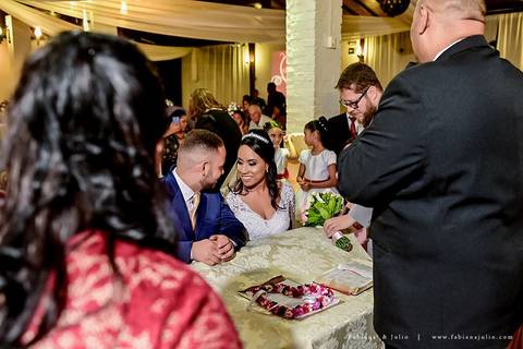 casamento, vestido de noiva, dia da noiva, dia do noivo, buffet maravale, praia grande, decoração rosa vermlho e brando, noivo de terno azul, letras iluminadas, suculentas para casamento, madrinhas de rosa, aline makeup, vé e gravata'