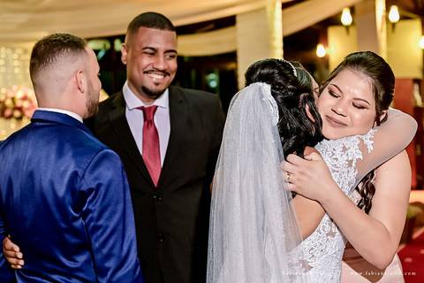 casamento, vestido de noiva, dia da noiva, dia do noivo, buffet maravale, praia grande, decoração rosa vermlho e brando, noivo de terno azul, letras iluminadas, suculentas para casamento, madrinhas de rosa, aline makeup, vé e gravatacasamento, vestido de '