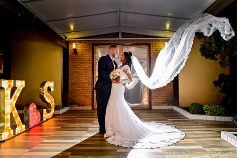 casamento, vestido de noiva, dia da noiva, dia do noivo, buffet maravale, praia grande, decoração rosa vermlho e brando, noivo de terno azul, letras iluminadas, suculentas para casamento, madrinhas de rosa, aline makeup, vé e gravata'