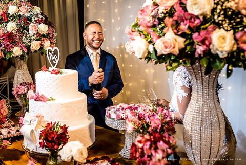 casamento, vestido de noiva, dia da noiva, dia do noivo, buffet maravale, praia grande, decoração rosa vermlho e brando, noivo de terno azul, letras iluminadas, suculentas para casamento, madrinhas de rosa, aline makeup, vé e gravata'