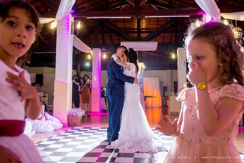 casamento, vestido de noiva, dia da noiva, dia do noivo, buffet maravale, praia grande, decoração rosa vermlho e brando, noivo de terno azul, letras iluminadas, suculentas para casamento, madrinhas de rosa, aline makeup, vé e gravata'