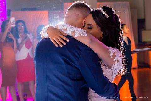 casamento, vestido de noiva, dia da noiva, dia do noivo, buffet maravale, praia grande, decoração rosa vermlho e brando, noivo de terno azul, letras iluminadas, suculentas para casamento, madrinhas de rosa, aline makeup, vé e gravata'