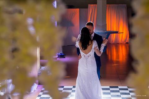 casamento, vestido de noiva, dia da noiva, dia do noivo, buffet maravale, praia grande, decoração rosa vermlho e brando, noivo de terno azul, letras iluminadas, suculentas para casamento, madrinhas de rosa, aline makeup, vé e gravatacasamento, vestido de '