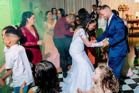 casamento, vestido de noiva, dia da noiva, dia do noivo, buffet maravale, praia grande, decoração rosa vermlho e brando, noivo de terno azul, letras iluminadas, suculentas para casamento, madrinhas de rosa, aline makeup, vé e gravata'