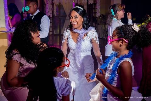 casamento, vestido de noiva, dia da noiva, dia do noivo, buffet maravale, praia grande, decoração rosa vermlho e brando, noivo de terno azul, letras iluminadas, suculentas para casamento, madrinhas de rosa, aline makeup, vé e gravata'