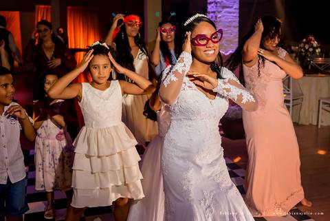 casamento, vestido de noiva, dia da noiva, dia do noivo, buffet maravale, praia grande, decoração rosa vermlho e brando, noivo de terno azul, letras iluminadas, suculentas para casamento, madrinhas de rosa, aline makeup, vé e gravata'